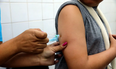Vacina da dengue está disponível para crianças e adolescentes de 6 a 16 anos 